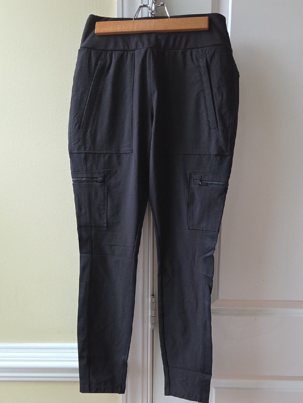 Athleta Black Headlands Hybrid Cargo tight size 6